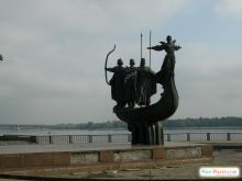 Еще совсем недавно территория вокруг памятник находился в плачевном состоянии - но сейчас здесь ремонт (Киев и область)