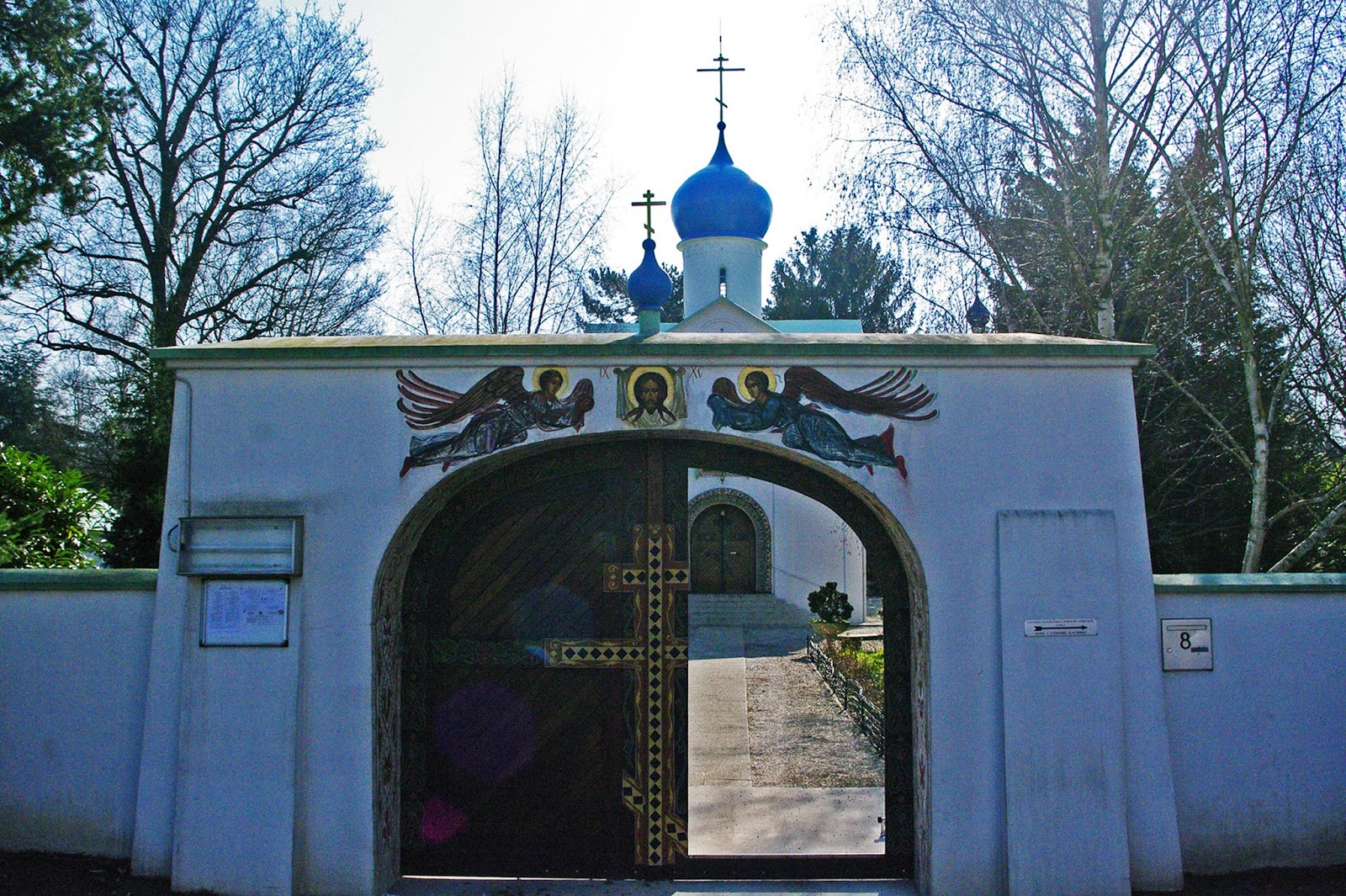 Фото достопримечательностей Франции: Главные ворота на кладбище Сент-Женевьев-де-Буа