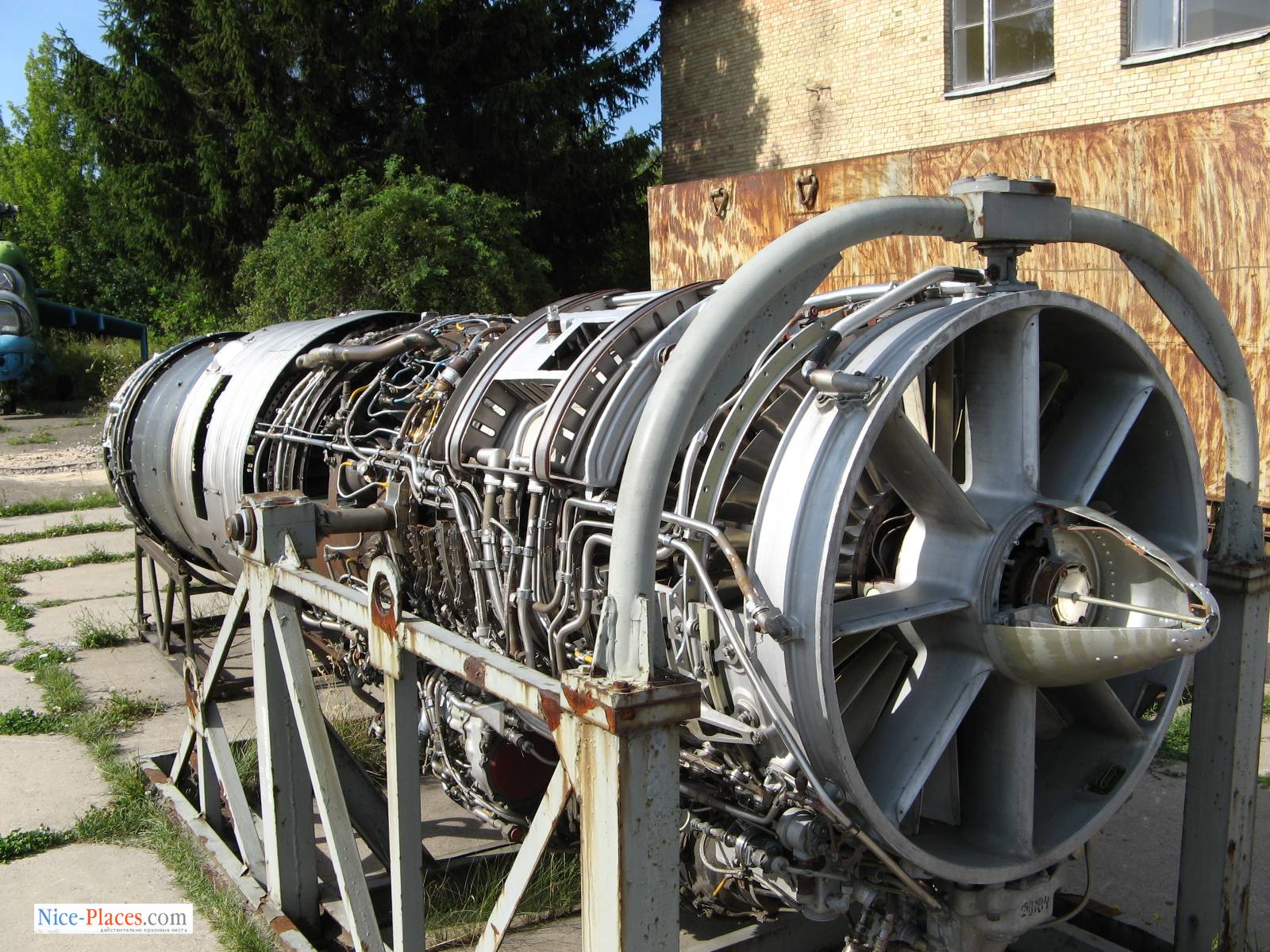 Фото достопримечательностей Киева и Киевской области: Двигатель в разрезе &mdash; очень сложный агрегат