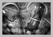 Вид из-под купола. Тёмные полосы - это мелкая решётка, через отверстия которой даже объектив не просунешь (http://www.lykhin.com/ (Рим)