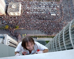 Каждое покорение Алена Робина собирает огромные толпы зрителей