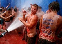 И все это безобразие проходит на главной улице города (Испания)