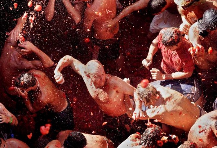 Фото достопримечательностей Испании: Главное правило праздника &mdash; кидаться только помидорами