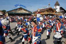 Юные музыканты и барабанщики на уличном шествии (Германия)