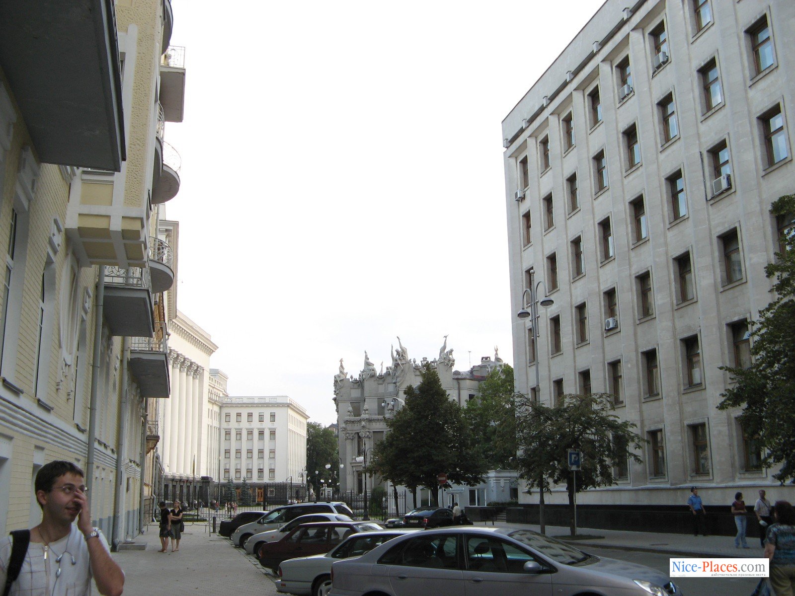 Фото достопримечательностей Киева и Киевской области: По пути к дому с химерами. Слева &mdash; Секретариат Президента Украины