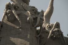 Чудища на крыше дома с химерами