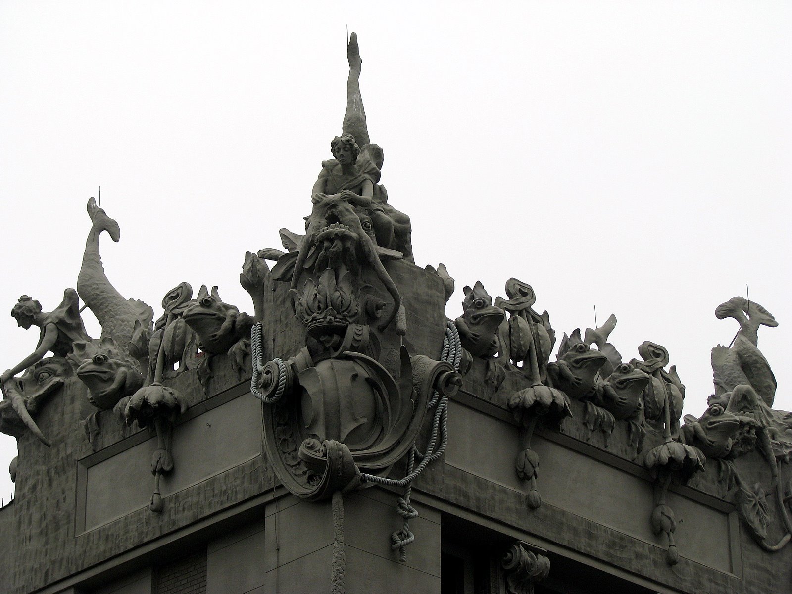 Фото достопримечательностей Киева и Киевской области: Скульптуры на доме с химерами в деталях