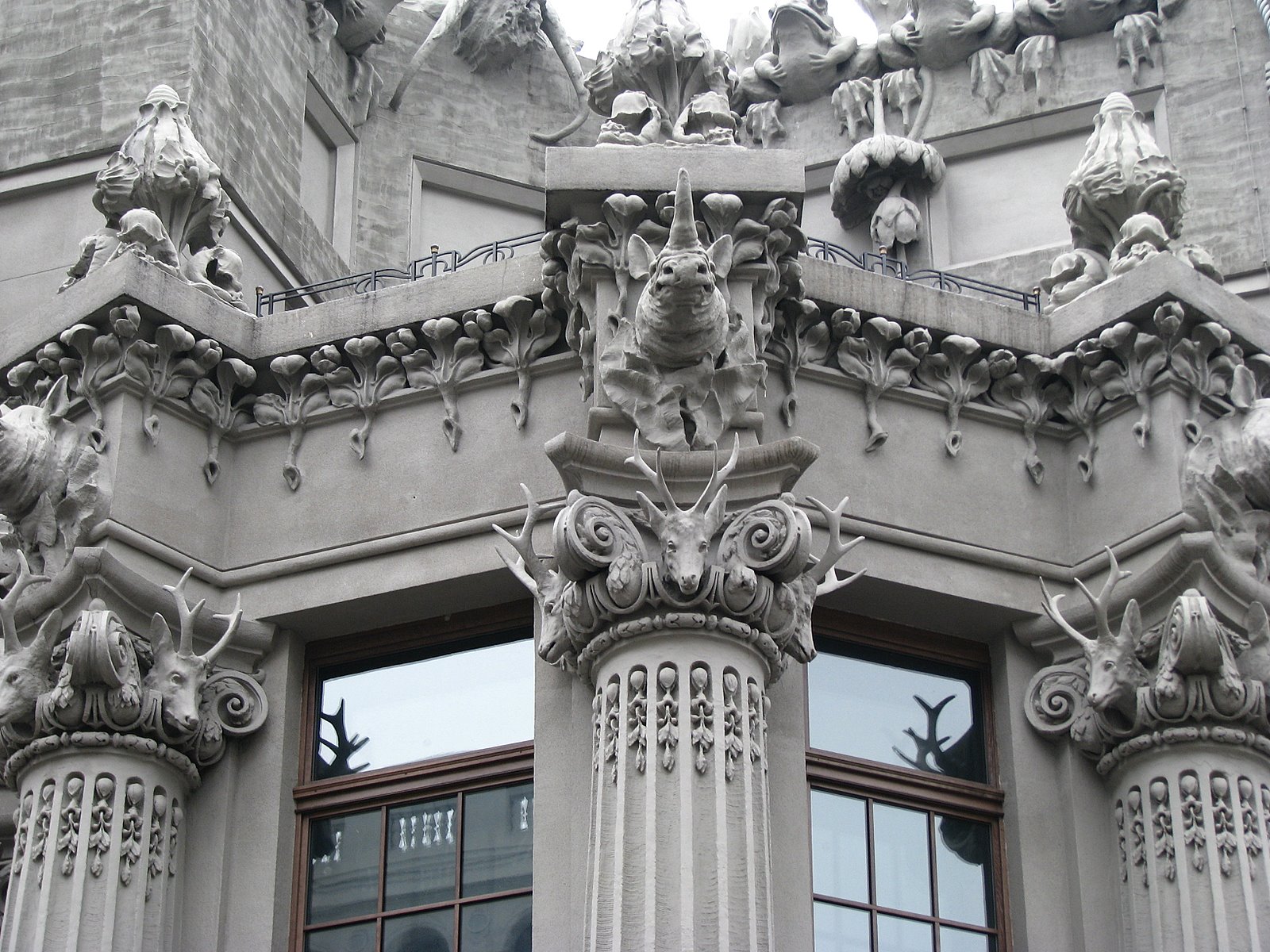 Фото достопримечательностей Киева и Киевской области: Скульптуры на доме с химерами в деталях