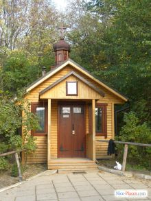 Вход в скальной монастырь сделан в виде небольшой избушки. Здесь монах даст Вам свечи - единственный способ осветить кельи (Киев и область)