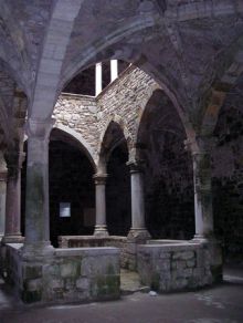 В центре башни огромный колодец с питьевой водой.