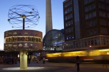 Часы «Всемирное время» на Александрпалац в Берлине (Разное)