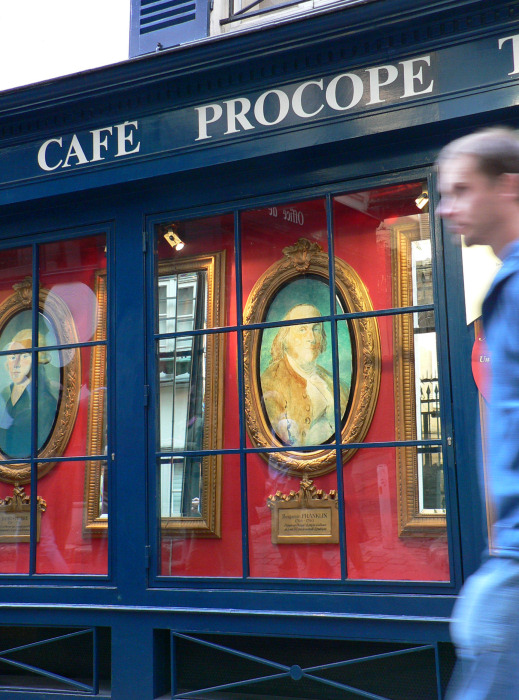 Фото достопримечательностей Парижа: Франки и доллары (М.Робеспьер и Б.Франклин)