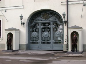 Почетный караул у ворот Рижского замка (Прибалтика)