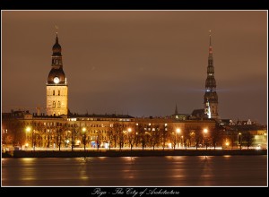 Рига, ночная съемка. Башни Домского и собора Св. Петра