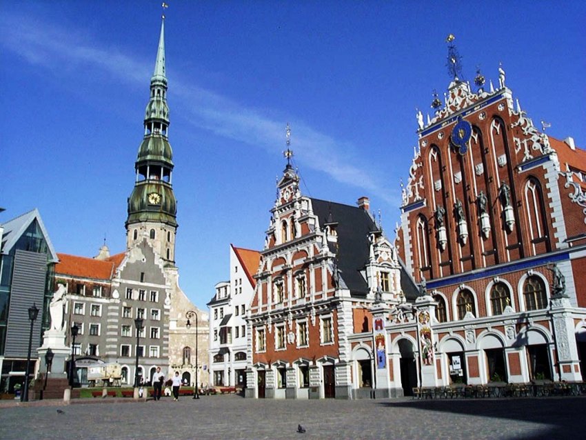 Фото достопримечательностей Прибалтики: Собор Святого Петра и дом Черноголовых в Риге