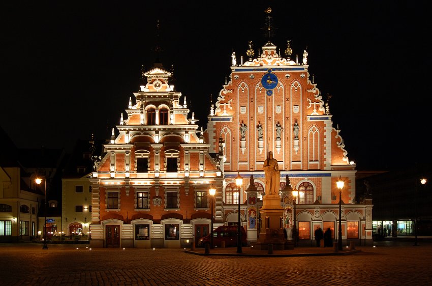 Фото достопримечательностей Прибалтики: Дом Черноголовых в ночной подсветке