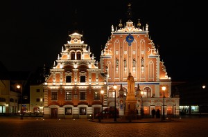 Дом Черноголовых в ночной подсветке (Прибалтика)