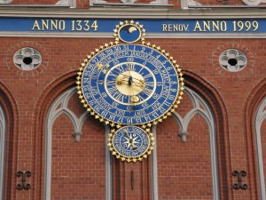 Астрономические часы на доме Черноголовых (Прибалтика)