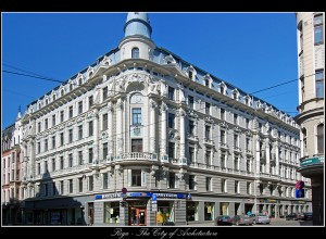 Барочное здание на углу улиц Барона и Дзирнаву в Риге (Прибалтика)