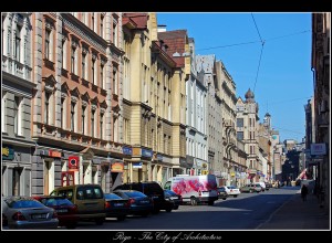 Фасады домов на улице Дзирнаву (Прибалтика)