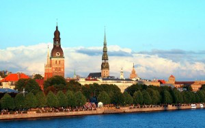 Вид на набережную и основные достопримечательности Риги: замок, Домский собор и собор Св. Петра (Прибалтика)