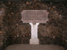 Подобные монументы рассказывают, с какого кладбища перенесены сюда останки. (Париж)