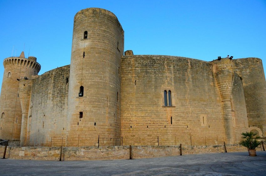 Фото достопримечательностей острова Майорка: Неприступные стены крепости Бельвер на Пальма де Майорка