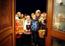 Дети ходят от дома к дому, поют песни и получают за это подарки и сладости. (Германия)