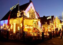 Украшенные к Рождеству дома в Келькхайме. (Германия)