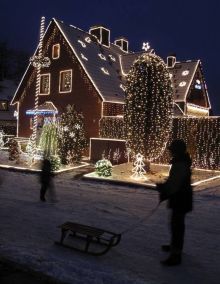 Празднично украшенный огнями дом в немецком городке Дортмунд. (Разное)