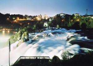 Бурлящие потоки воды кажутся пеной или облаками