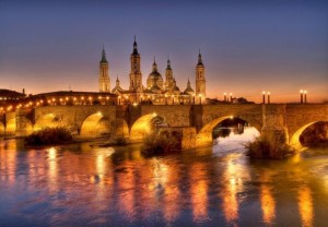 Мост и купола базилики Святой Девы Марии Пилар