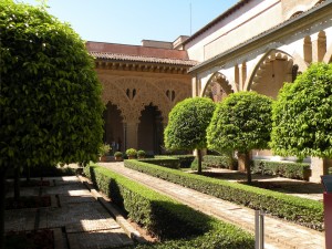 Внутренний дворик дворца Palacio de la Aljafería