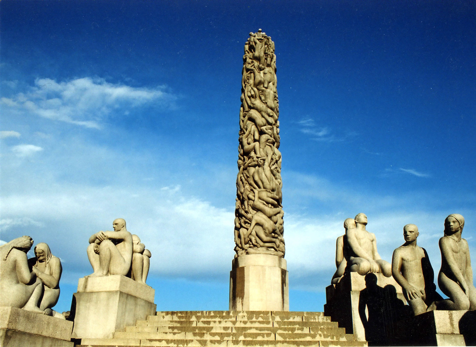 Фото достопримечательностей Стран Скандинавии: Главная работа Густава Вигеланна &mdash; "Монолит". Над ней работало 5 каменотесов на протяжении 8 лет