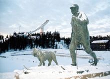 Король Олаф V со своим пуделем Троллем и трамплин Холменхоллен (Страны Скандинавии)