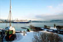 Осло расположен на берегу одноименного фьорда, в 70 км от открытого моря (Страны Скандинавии)