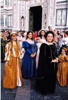 У фасада Санта-Мария дель Фьоре  (Флоренция)