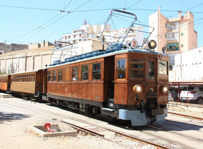 Фото достопримечательностей острова Майорка: Поезд из прошлого, курсирующий по маршруту Пальма-де-Майорка &mdash; Сольер и обратно