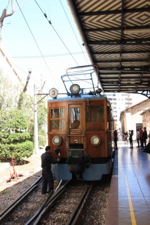 Ретро-поезд на платформе (Остров Майорка)