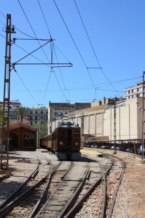 Ретро-поезд на путях (Остров Майорка)