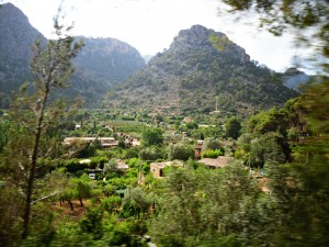 Живописные виды открываются пассажирам уникального поезда (Остров Майорка)