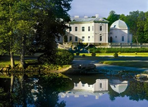 Парк и пруд возле усадьбы графов Тышкевичей в Паланге (Прибалтика)