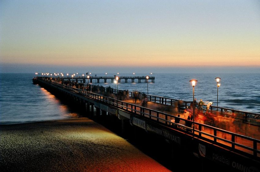 Фото достопримечательностей Прибалтики: Паланга. Пирс в вечерних огнях