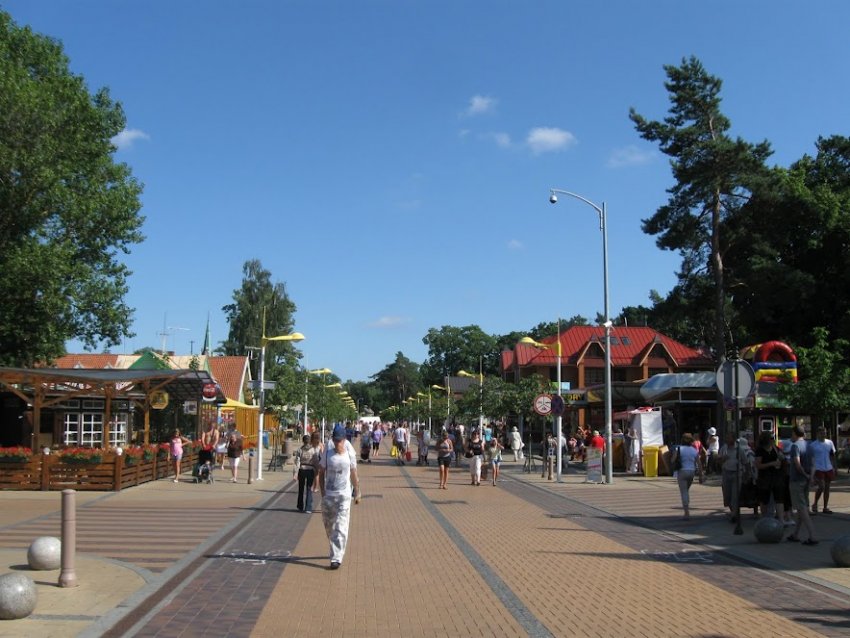 Фото достопримечательностей Прибалтики: Улица Басанавичюса &mdash; главная улица литовского курорта Паланга