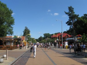 Улица Басанавичюса - главная улица литовского курорта Паланга (Прибалтика)