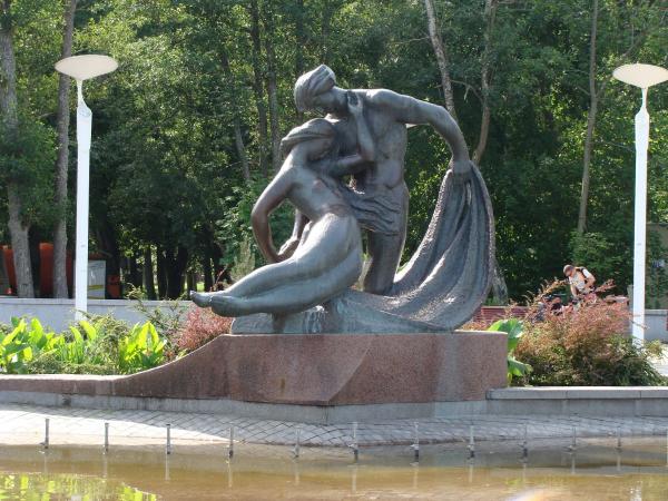 Фото достопримечательностей Прибалтики: Скульптура, посвященная героям литовской легенды о Юрате и Каститисе