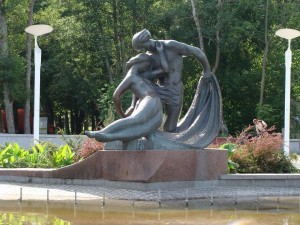 Скульптура, посвященная героям литовской легенды о Юрате и Каститисе (Прибалтика)