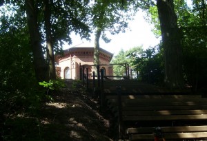 Часовня из красного кирпича на вершине горы Бируте (Прибалтика)