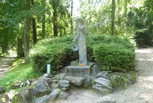 Скульптура "Тебе, Бируте" у подножия холма Бируте (Прибалтика)