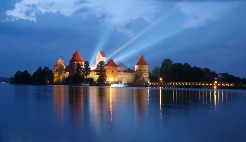 Фото достопримечательностей Прибалтики: Тракайский замок в ночных огнях
